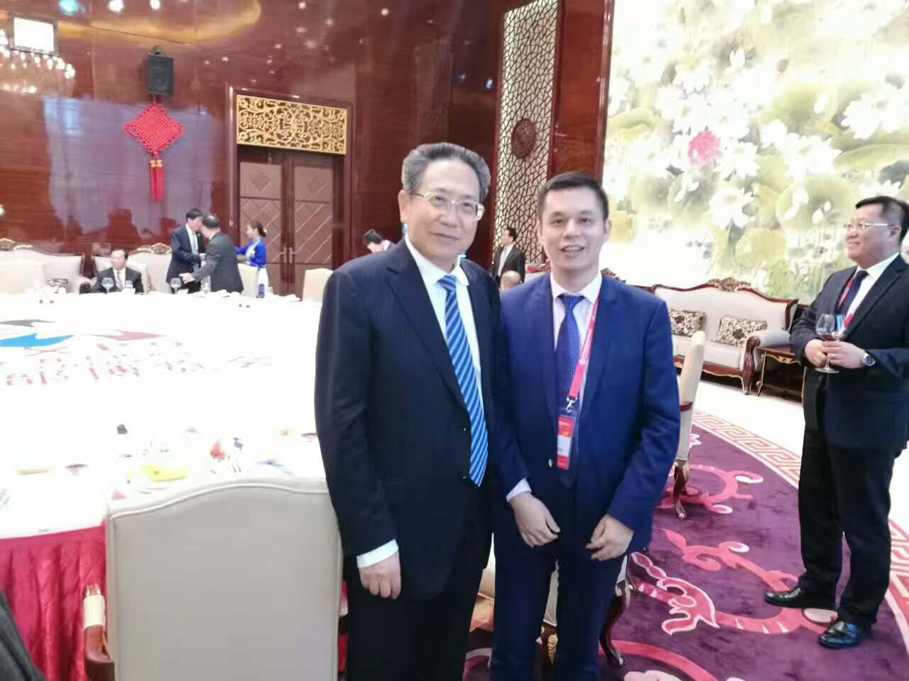 安徽省委書(shū)記、省人常委會(huì)主任李錦斌（左）仟億達(dá)集團(tuán)董事長(zhǎng)鄭兩斌（右）與合影留念